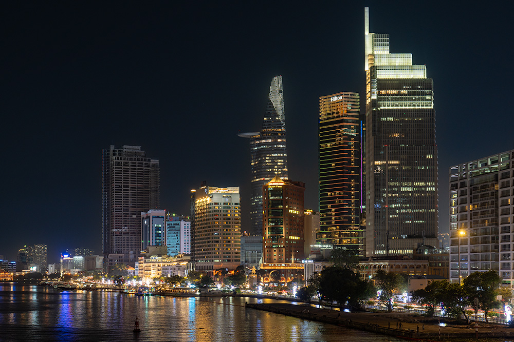 サイゴン川沿いの夜景を眺める夜景「バーソン橋」(ホーチミン)