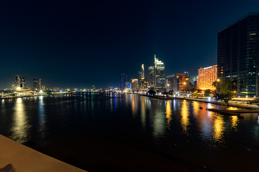 サイゴン川沿いの夜景を眺める夜景「バーソン橋」(ホーチミン)