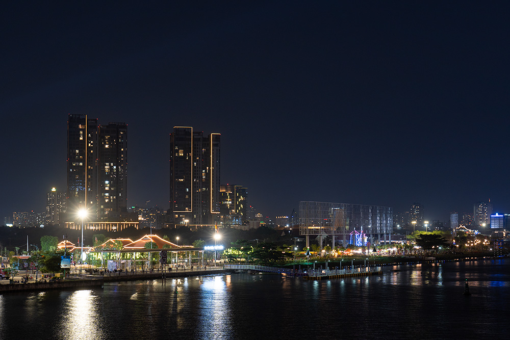 サイゴン川沿いの夜景を眺める夜景「バーソン橋」(ホーチミン)