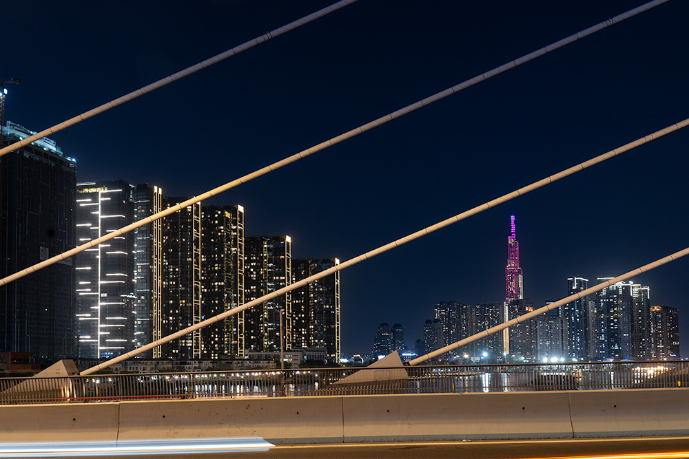 サイゴン川沿いの夜景を眺める夜景「バーソン橋」(ホーチミン)