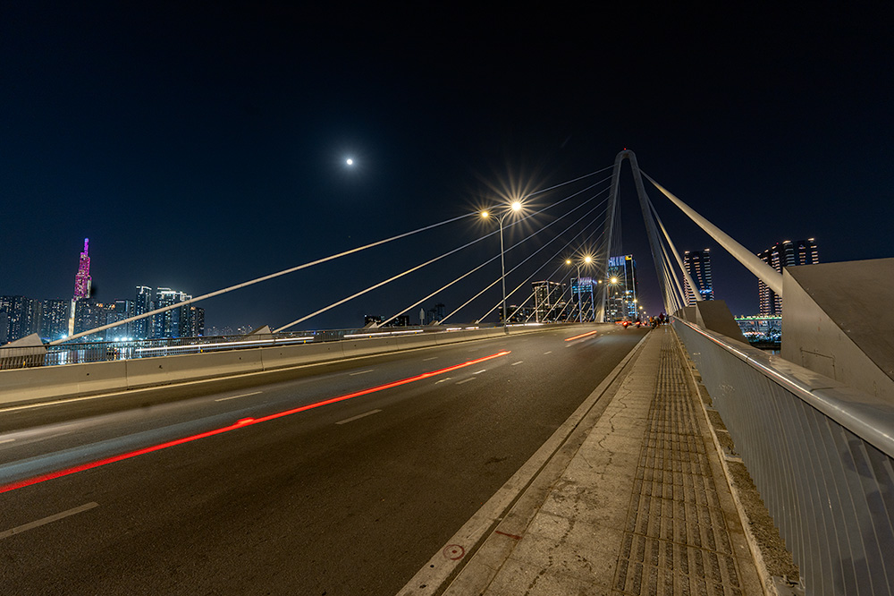 サイゴン川沿いの夜景を眺める夜景「バーソン橋」(ホーチミン)