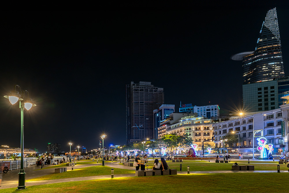 市民憩いの広場「バクダン港公園」からの夜景(ホーチミン)