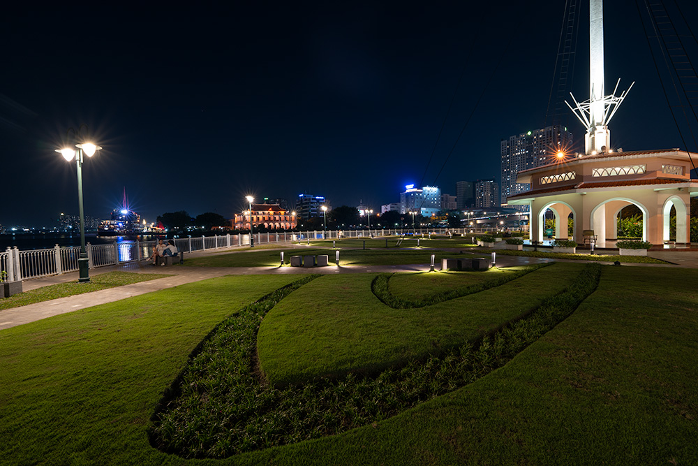市民憩いの広場「バクダン港公園」からの夜景(ホーチミン)