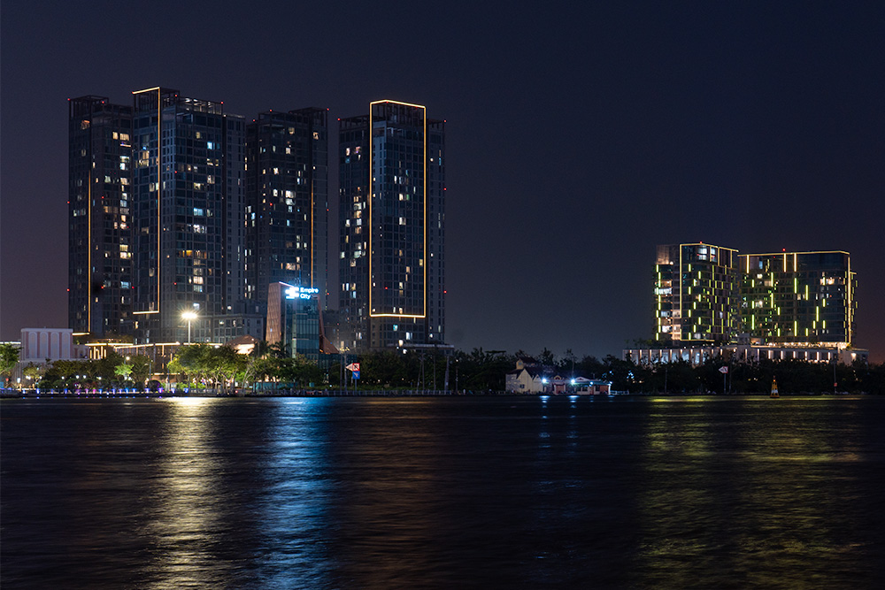 市民憩いの広場「バクダン港公園」からの夜景(ホーチミン)