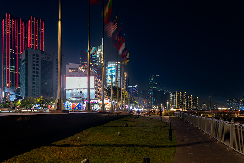 市民憩いの広場「バクダン港公園」からの夜景(ホーチミン)