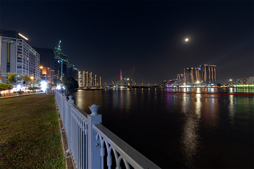 市民憩いの広場「バクダン港公園」からの夜景(ホーチミン)