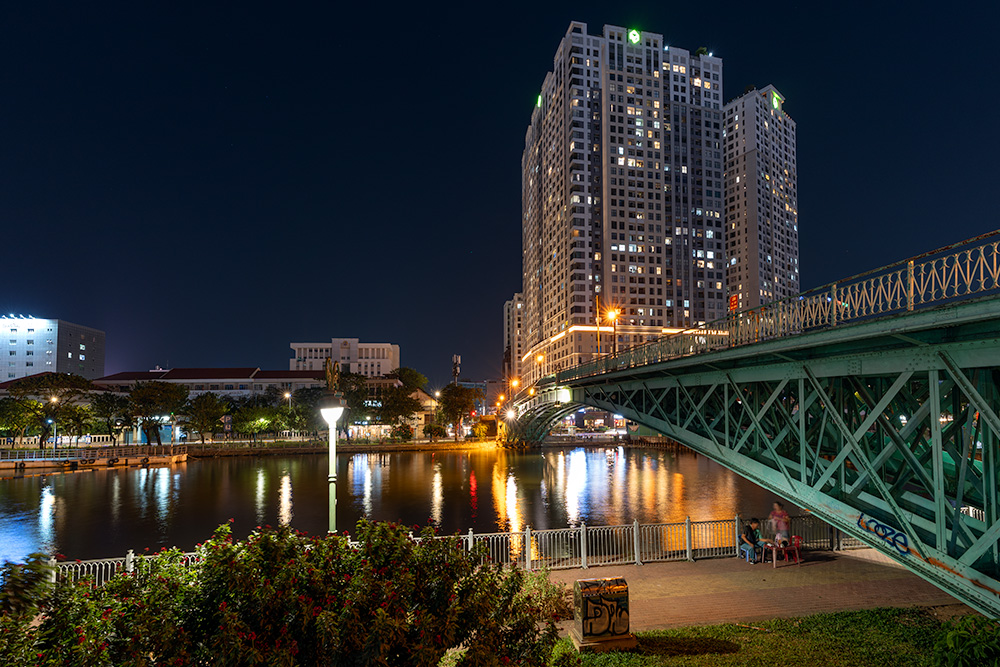 歩行者専用橋「モン橋」からの夜景(ホーチミン)