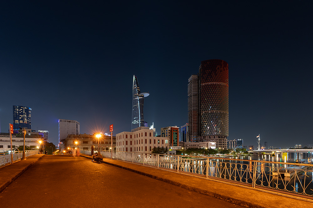 歩行者専用橋「モン橋」からの夜景(ホーチミン)