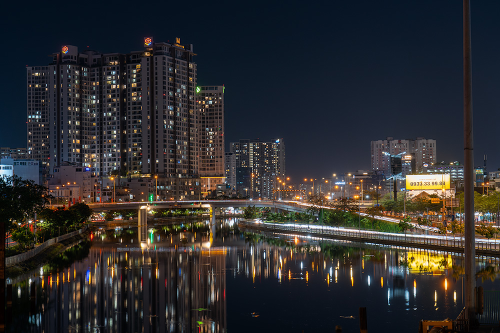 歩行者専用橋「モン橋」からの夜景(ホーチミン)