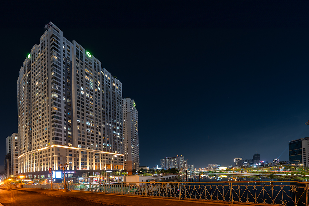 歩行者専用橋「モン橋」からの夜景(ホーチミン)