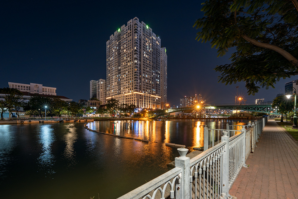 歩行者専用橋「モン橋」からの夜景(ホーチミン)