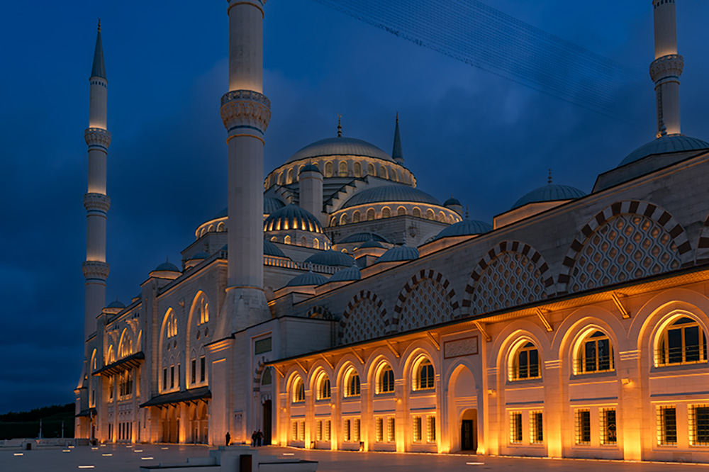 チャムルジャ・モスクとボスポラス海峡の夜景
