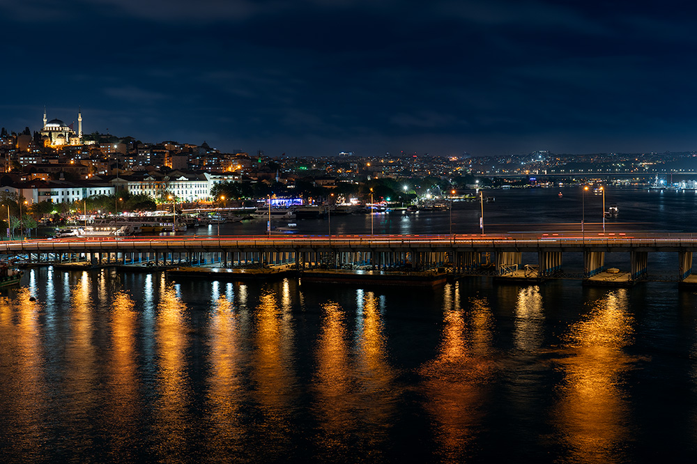 金角湾メトロ橋からみるイスタンブールの夜景