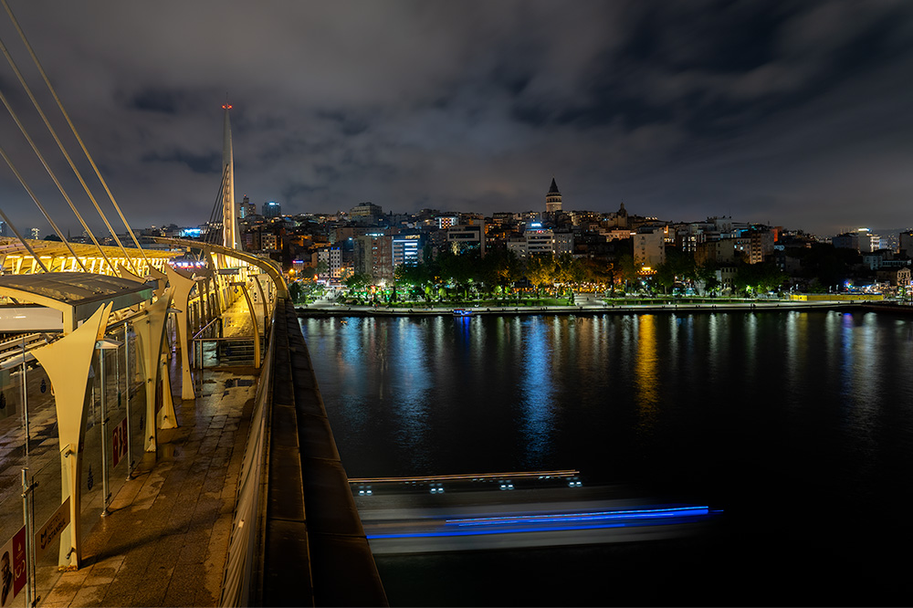 金角湾メトロ橋からみるイスタンブールの夜景