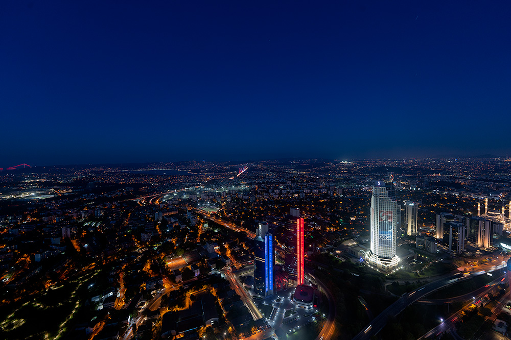 地上236mイスタンブール・サファイアからの夜景