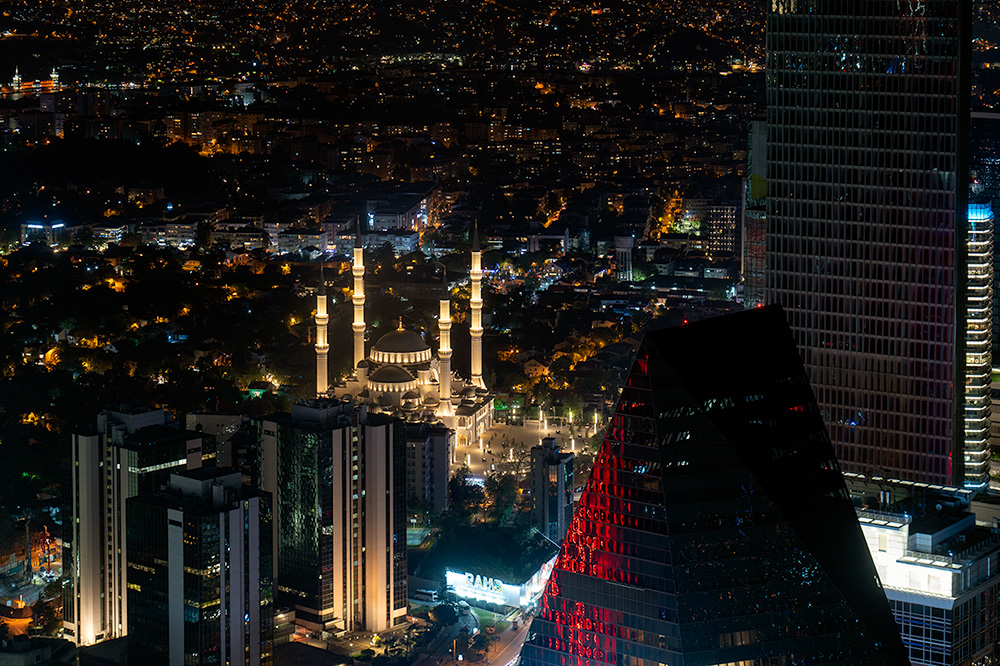 地上236mイスタンブール・サファイアからの夜景