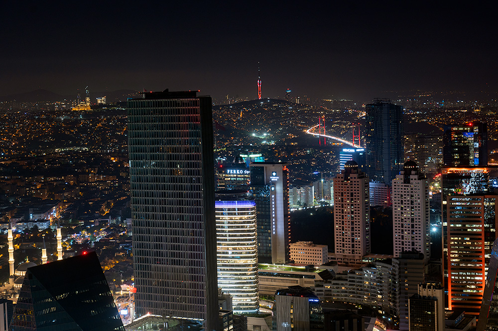 地上236mイスタンブール・サファイアからの夜景