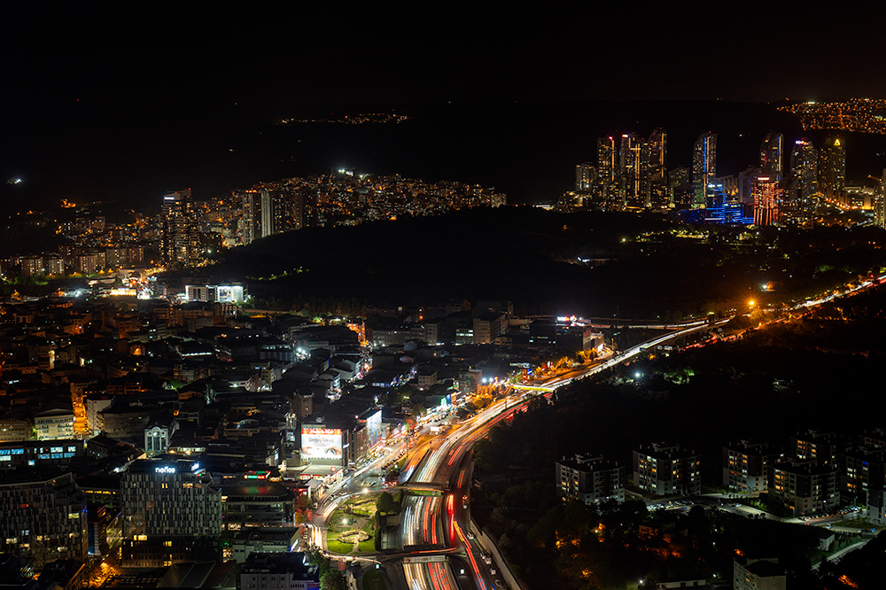 地上236mイスタンブール・サファイアからの夜景