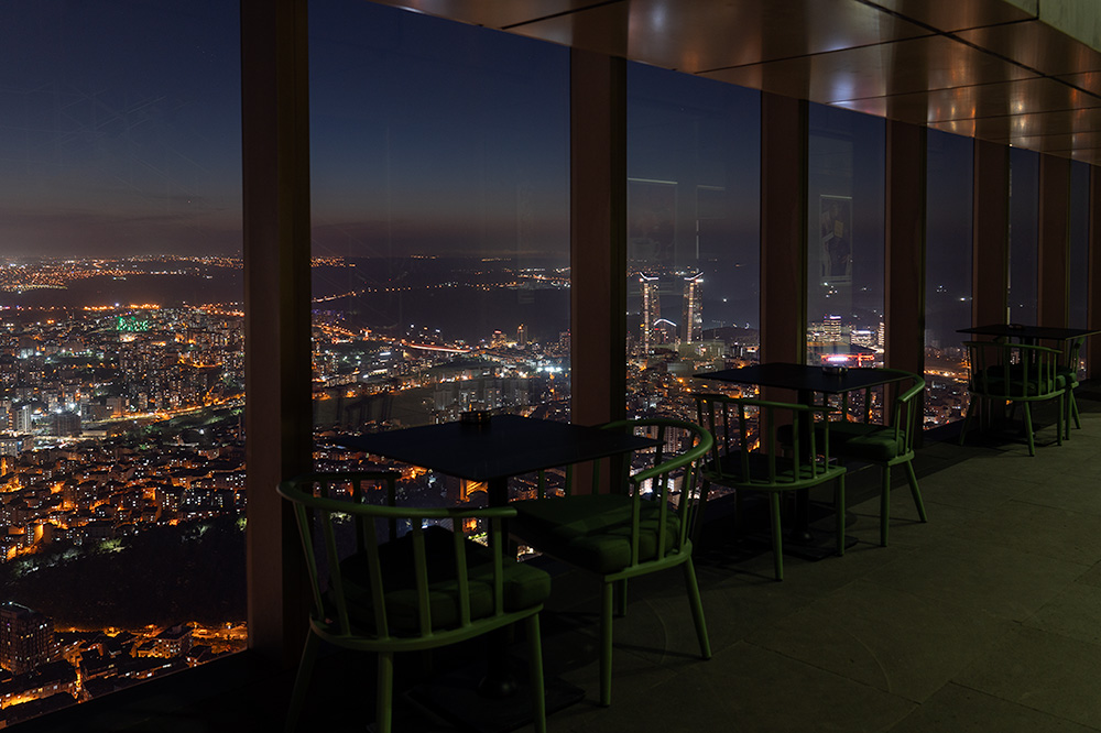 地上236mイスタンブール・サファイアからの夜景