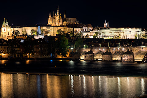 プラハ城とカレル橋の美しい夜景
