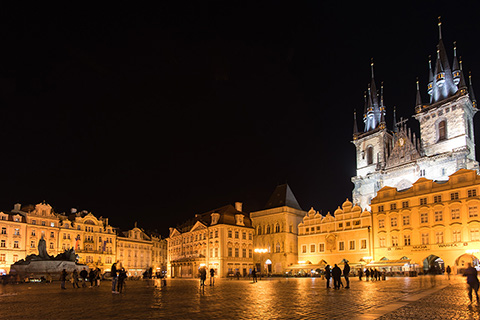 プラハの旧市街広場の旧市庁舎の夜景