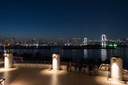 アクアシティお台場　テラスの夜景