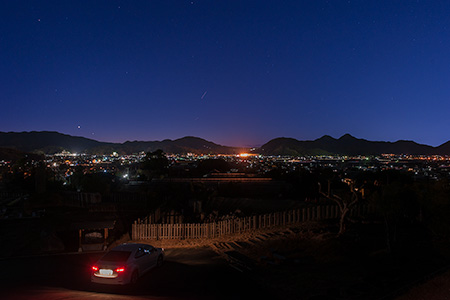 江川坦庵像の夜景