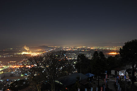 猪子山　北向岩屋十一面観音の夜景