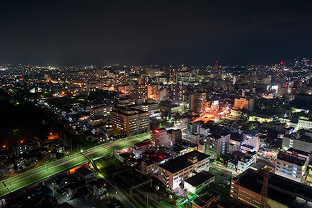 霞城セントラル　展望ロビーの夜景