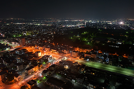 霞城セントラル　展望ロビーの夜景