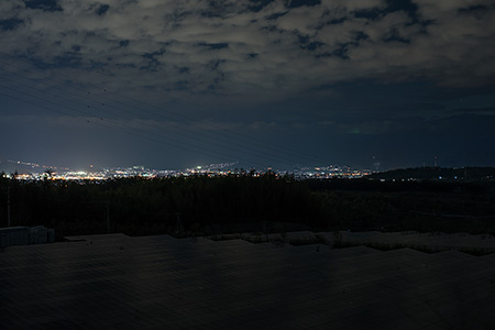 米倉山太陽光発電所の夜景