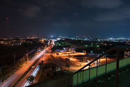 沖縄市立図書館　屋上の夜景