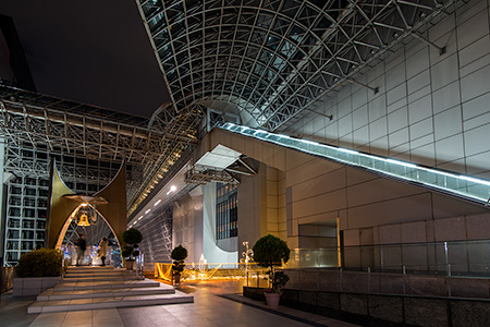 京都駅　烏丸小路広場の夜景