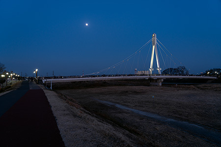 万願寺歩道橋（ふれあい橋）の夜景