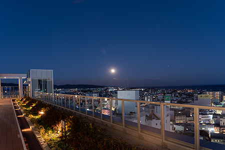 ミナカ小田原　屋上庭園の夜景