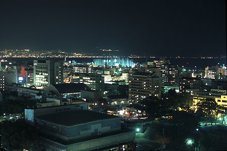 大分県庁舎新館　展望ロビーの夜景