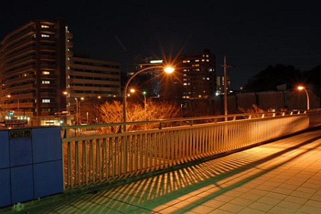 トトロ通り　桜山歩道橋の夜景