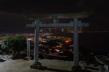 高屋神社 天空の鳥居の夜景