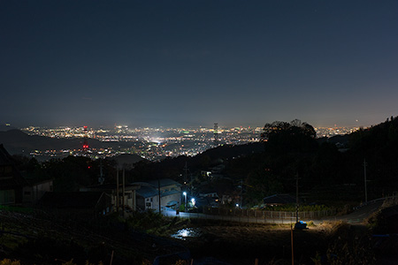 竜田古道の里山公園前の夜景