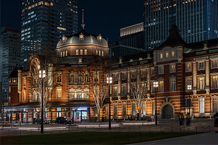 東京駅・丸の内駅前広場の夜景