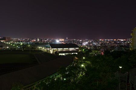 浦添運動公園　市民球場前の夜景