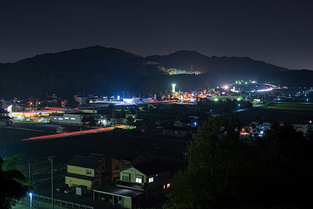 柳田布尾山古墳の夜景